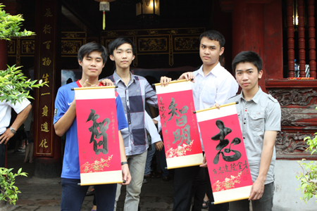 Candidates to Hanoi Temple of Literature to pray for luckiness